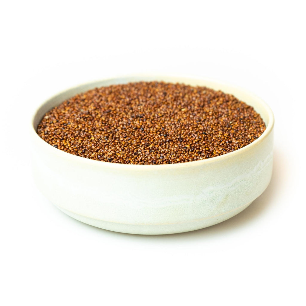 Rød quinoa, billedet er med hvid baggrund taget fra siden.