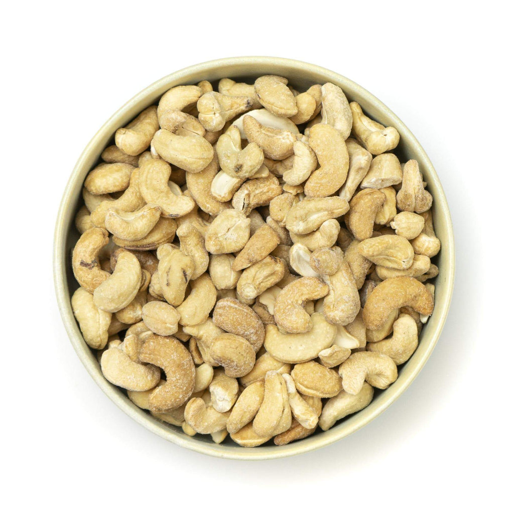 Ristede og letsaltede cashewnødder, billedet er med hvid baggrund taget ovenfra.