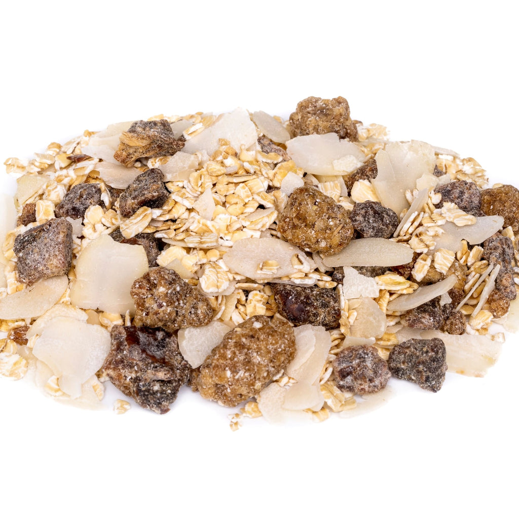 ØKO Havregryn - Dadler, Morbær & Mandelflager fra Danish Granola Company tæt fotograferet fra siden