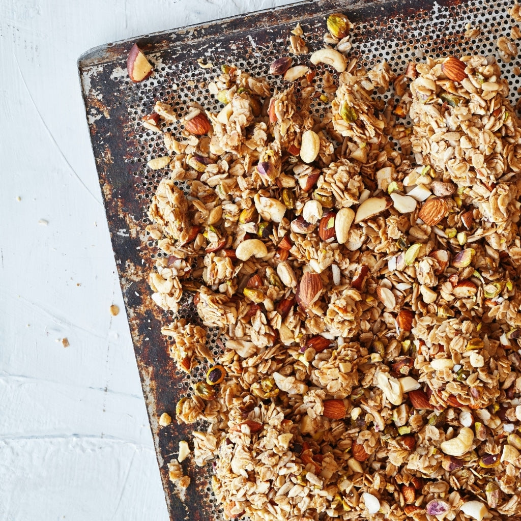 Økologisk og glutenfri ristet granola fra Danish Granola Company. Billedet er taget fra toppen og granolaen er på bagepladen nyristet. Dette er vores granola med pistacie, mandler og cashewnødder. Den har også kokosolie og ahornsirup.