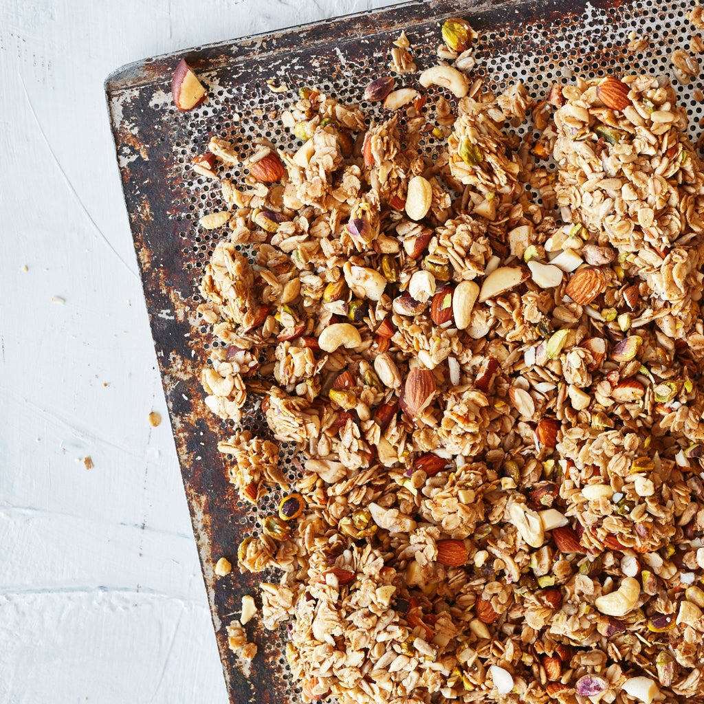 Danish Granola Company bager nøddemix granola i processen lige før bagning på den metalplade.