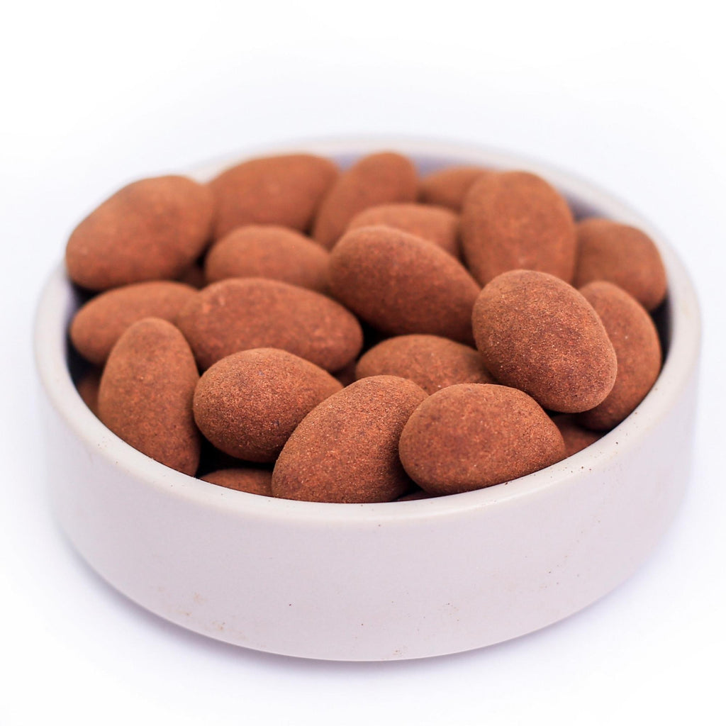 ØKO Chokoladeovertrukket mandler med kanel, billedet er med hvid baggrund taget fra siden.