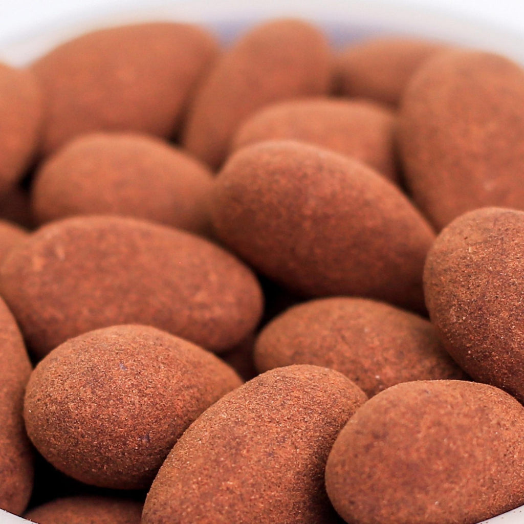 ØKO Chokoladeovertrukket mandler med kanel, billedet er med hvid baggrund, hvor der er zoomet ind på mandlerne.