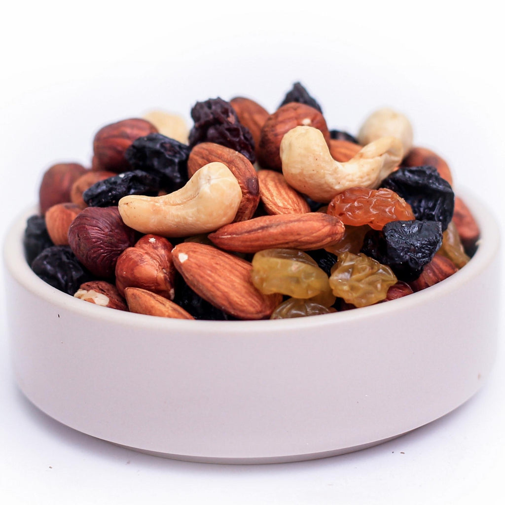 ØKO Classic Mix; billedet er set fra siden af en skål med nøddeblandingen, hvor der er en hvid bagrund. Hvor man kan se hasselnødderne, mandlerne, rosinerne cashewnødderne.