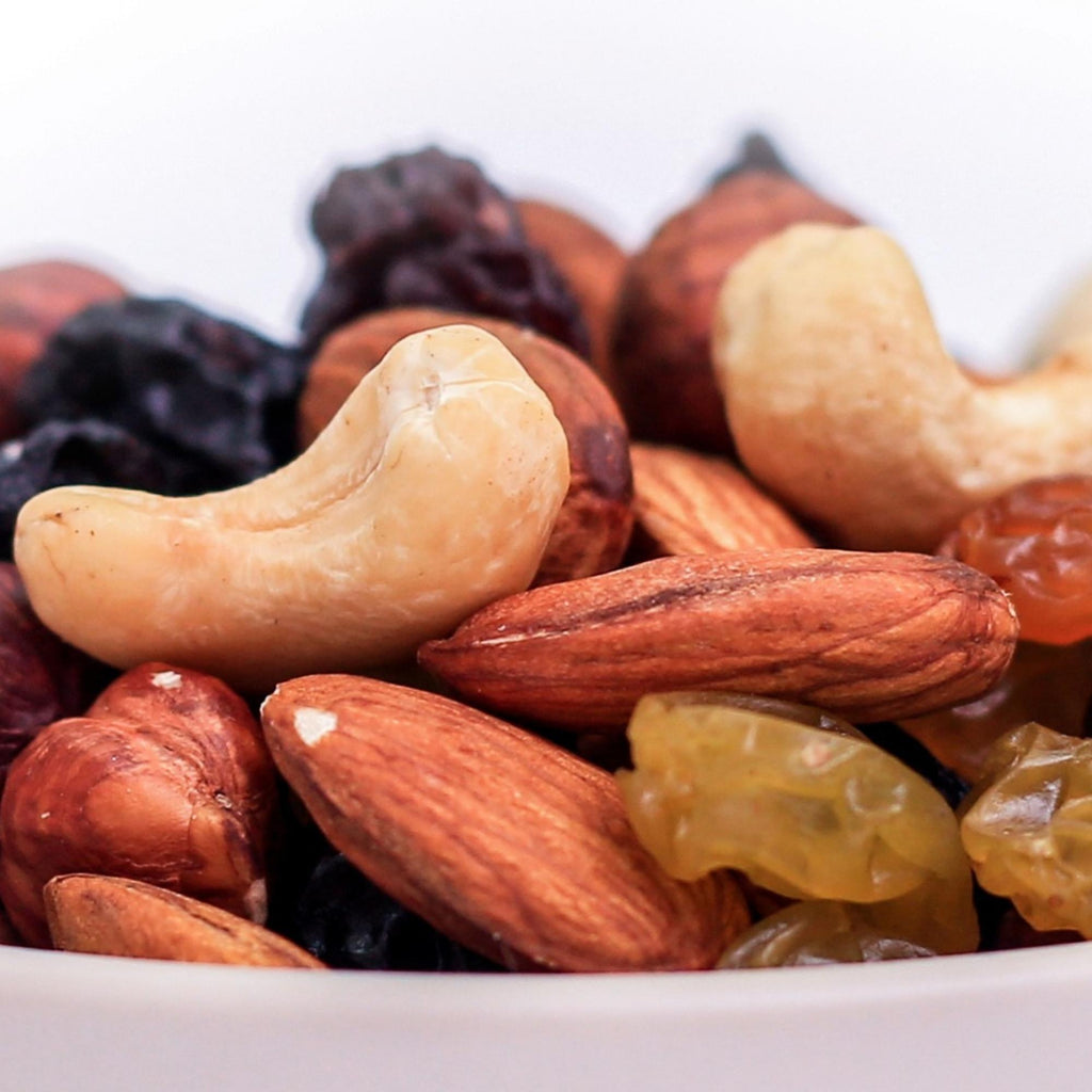ØKO Classic Mix; billedet er set oppefra af en skål med nøddeblandingen, hvor der er zoomet ind på hasselnødderne, mandlerne, rosinerne cashewnødderne.