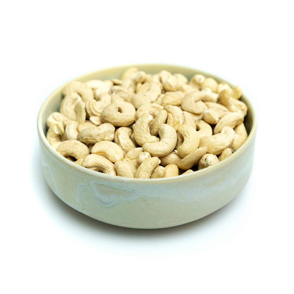 Cashewnødder, billedet er med hvid baggrund taget fra siden.