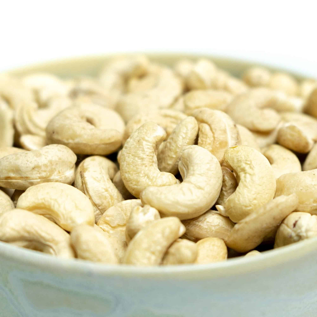 Cashewnødder, billedet er med hvid baggrund taget fra siden, hvor der er zoomet ind på cashewnødderne.