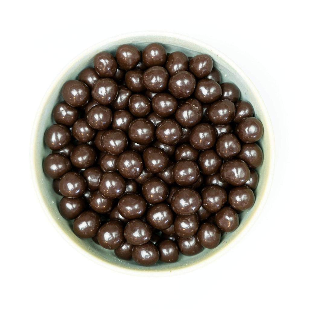 Chokoladeovertrukket hasselnødder, billedet er med hvid baggrund taget ovenfra.