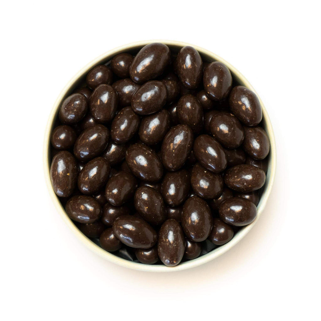 Chokoladeovertrukket mandler, billedet er med hvid baggrund taget ovenfra.