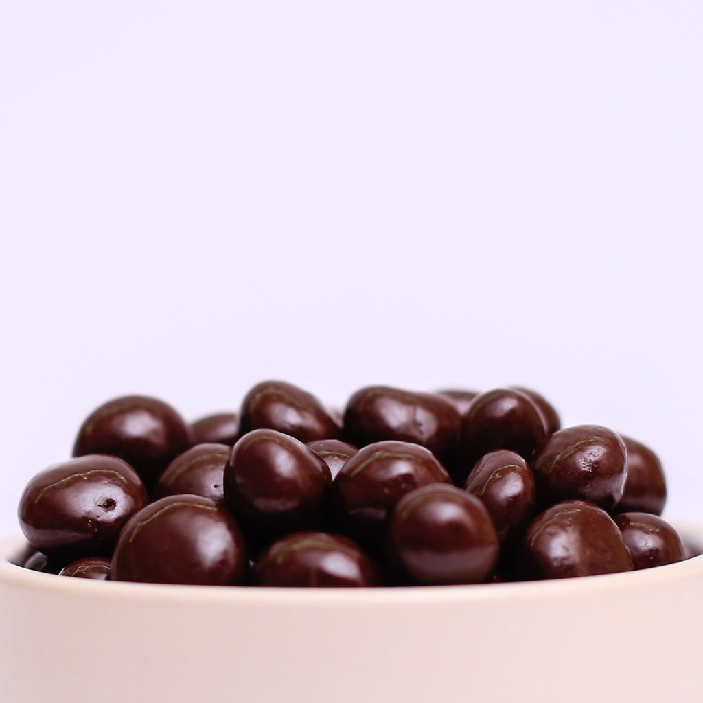 ØKO Blåbær Mørk Chokolade fra Danish Granola Company tæt fotograferet fra siden