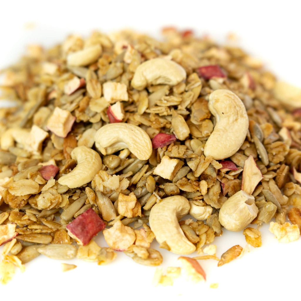Granola med æble & cashewnødder, hvor der er zoomet ind på granolaen, hvor man tydeligt kan se cashewnødderne og de tørrede æblestykker i granolaen.