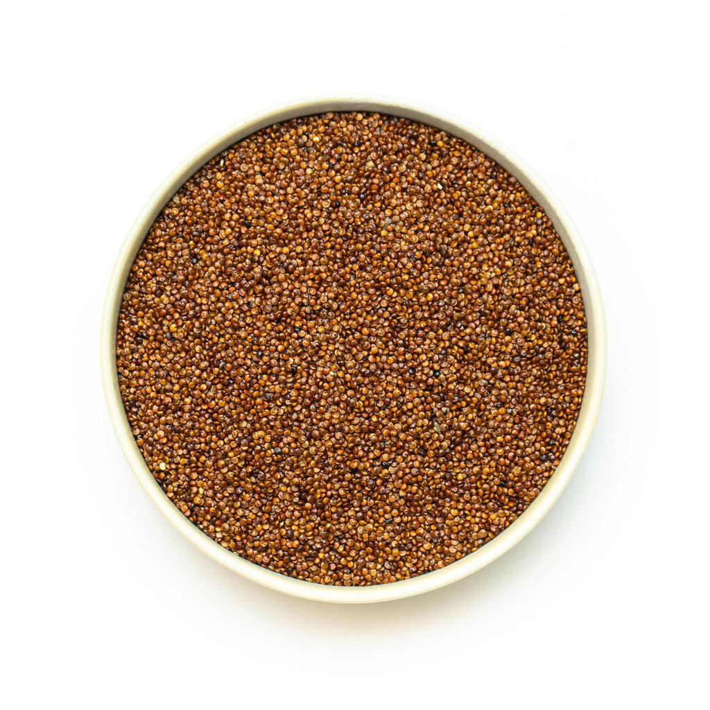 Rød quinoa, billedet er med hvid baggrund taget ovenfra.