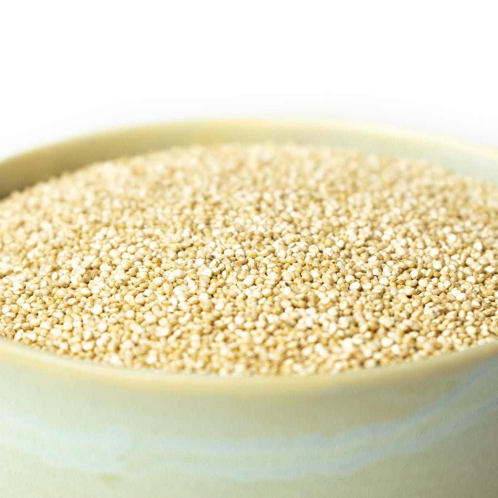 Hvid quinoa, billedet er med hvid baggrund taget fra siden, hvor der er zoomet ind på quinoaen.