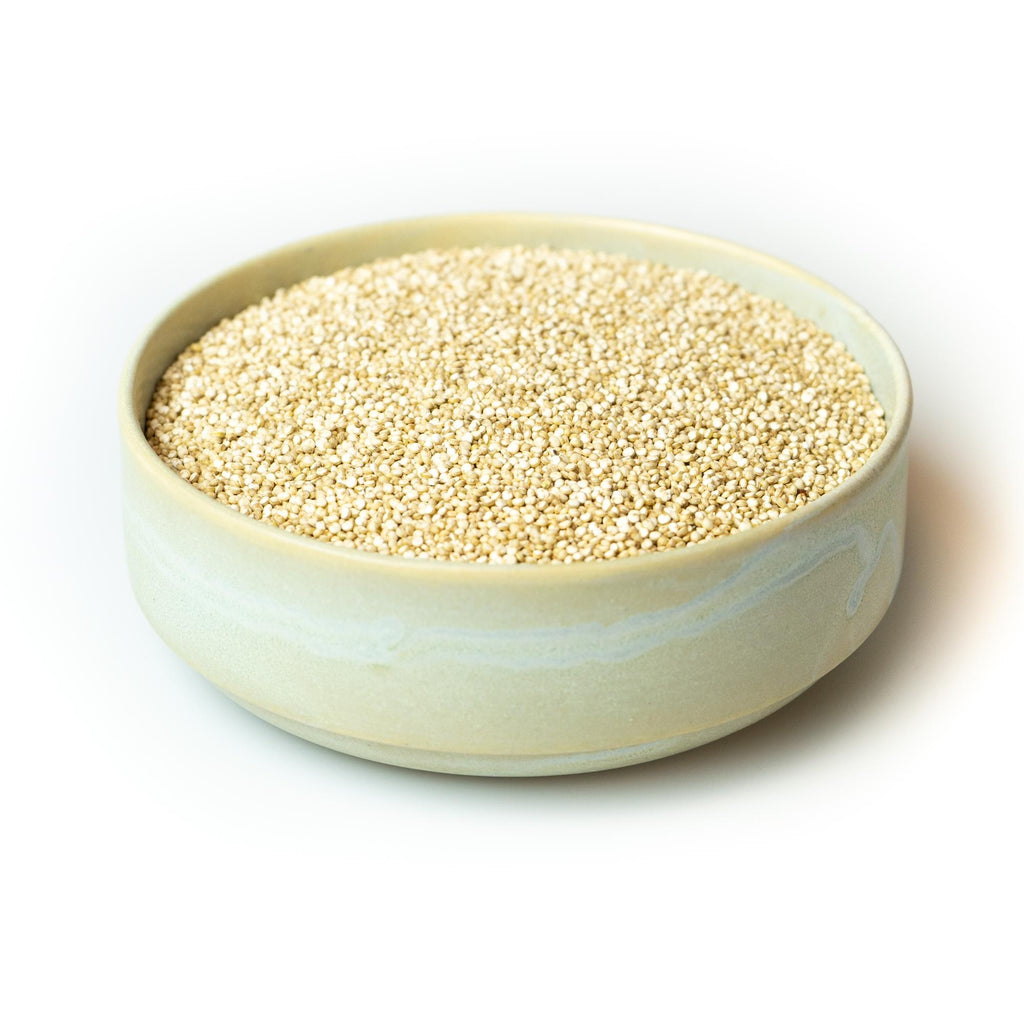 Hvid quinoa, billedet er med hvid baggrund taget fra siden.