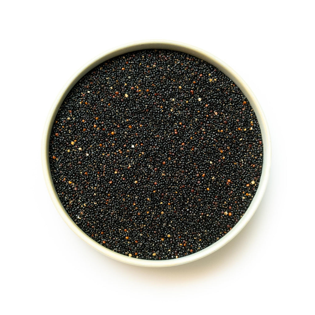 Sort quinoa, billedet er med hvid baggrund taget ovenfra.